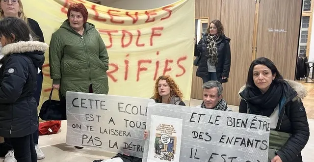 photo  le soir du conseil communautaire, le 21 décembre, les parents d’élèves de l’école la-fontaine attendaient les élus avec des banderoles et des panneaux.  &copy;  ouest-france 