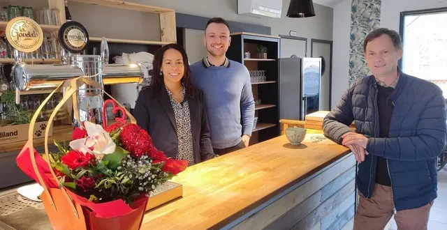 photo  juliana monin et françois soulard sont les nouveaux gérants du restaurant au goût du jour. à leurs côtés, jacques robert, le maire de loiré.  &copy;  ouest-france 