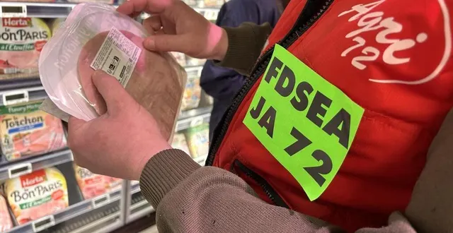 photo  ce vendredi 16 février 2024, une dizaine d’agriculteurs a contrôlé la provenance des produits vendus à l’intermarché de champagné.  &copy;  ouest-france 