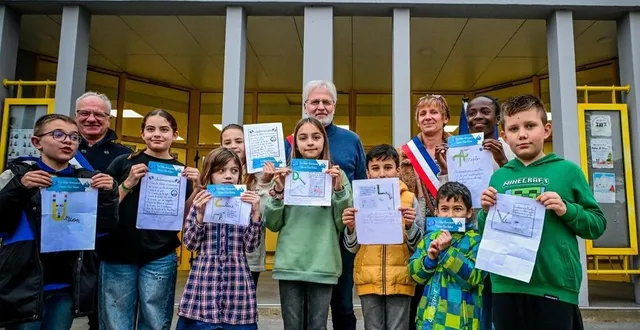 photo  élus et élèves se sont retrouvés pour rendre un dernier hommage à robert badinter.  &copy;  le maine libre - yvon loué 