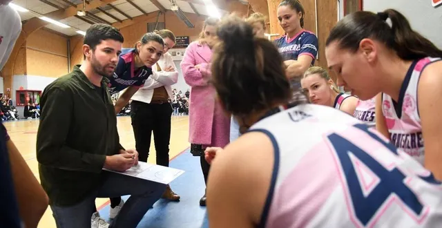 photo  belaud et les joueuses de lamboisières ont réalisé un bel exploit.  &copy;  photo co - michel durigneux 