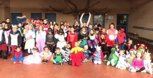 photo  les enfants, parents et l’ensemble du personnel avaient mis leurs plus beaux déguisements pour fêter l’événement.  &copy;  le maine libre 