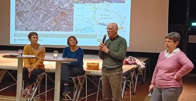 photo  mme jolivot du service eau d’angers loire métropole, carine groësil responsable d’exploitation et d’étude pour la société humbert, yves colliot, maire, et véronique godichet, adjointe déléguée à l’espace public et au cadre de vie.  &copy;  co 