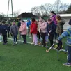 photo les enfants à l’écoute de clément ferrand, du comité départemental de la sarthe de hockey sur gazon.