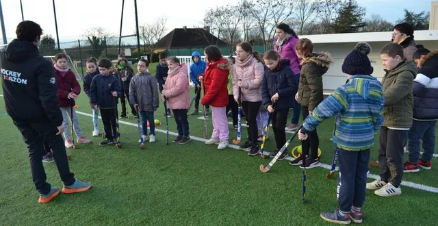 photo  les enfants à l’écoute de clément ferrand, du comité départemental de la sarthe de hockey sur gazon.  &copy;  le maine libre 