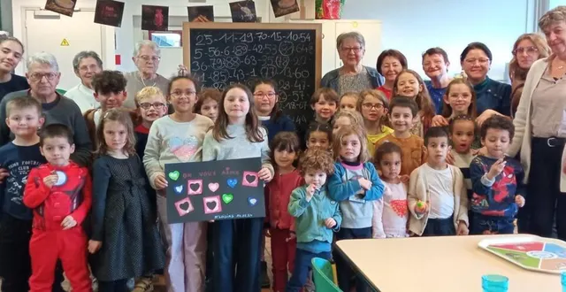 photo  les enfants en compagnie des encadrants et des membres de générations mouvement  &copy;  le maine librel 