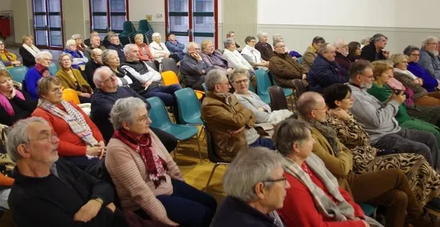 photo  un public venu en nombre pour le concert.  &copy;  le maine libre 