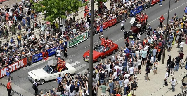 photo  la parade des pilotes des 24 heures du mans reste un incroyable moment populaire juste avant la course sur le circuit.  &copy;  marc ollivier/ archives ouest-france 