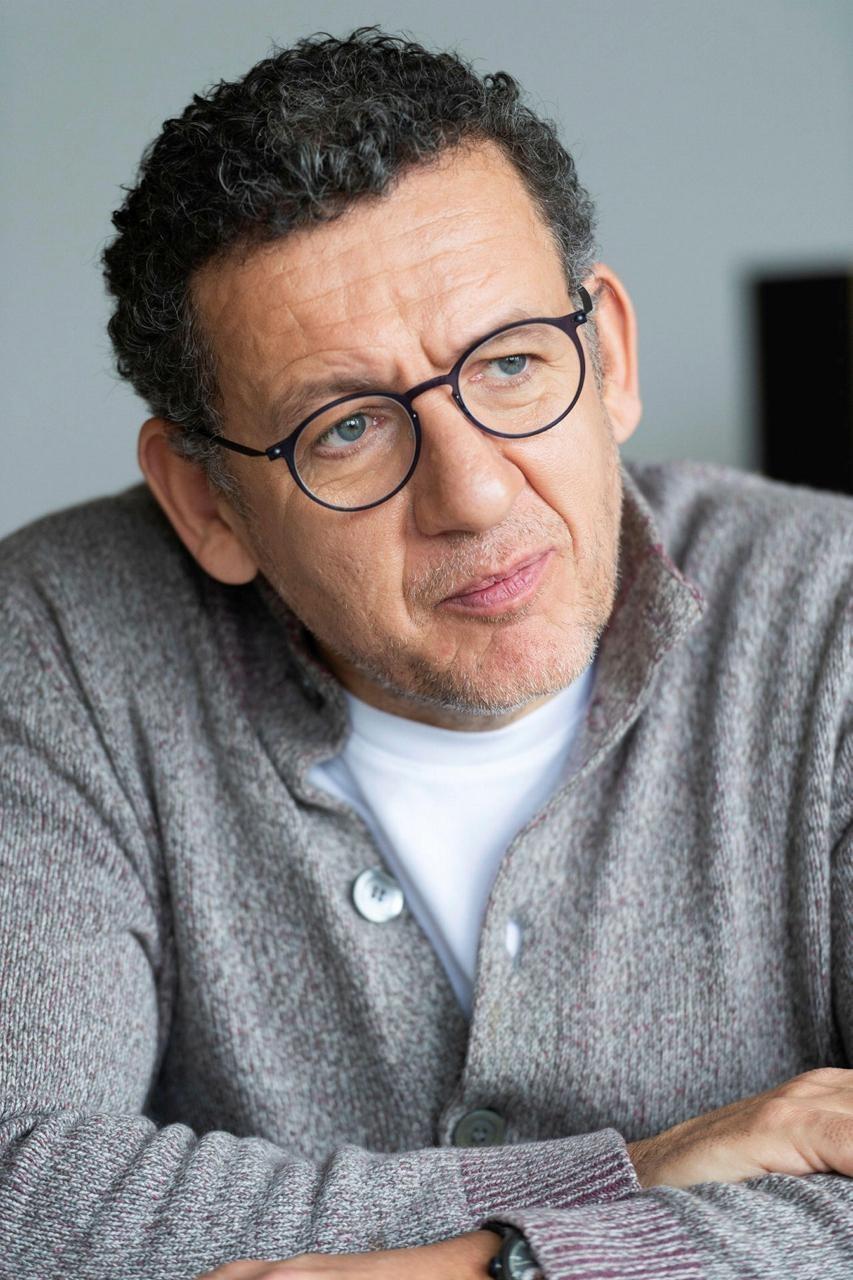 Dany Boon seul sur la scène de l’Espace Mayenne de Laval, en mai 2025