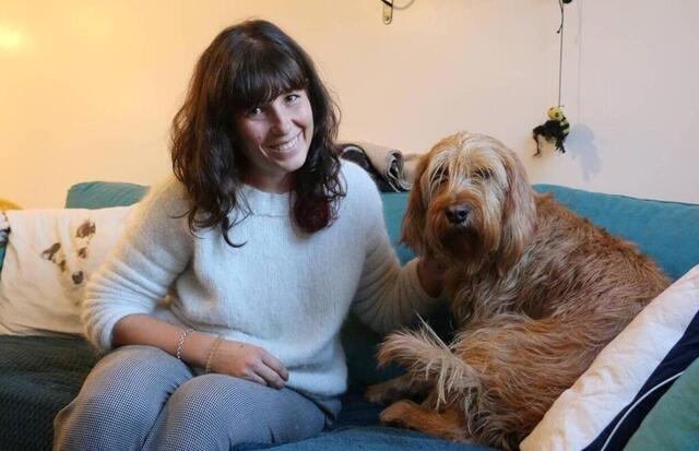 photo lola escandell, fondatrice de l’entreprise bienvenue dans mes pattes, et sa chienne « sépia ».  ©  ouest-france