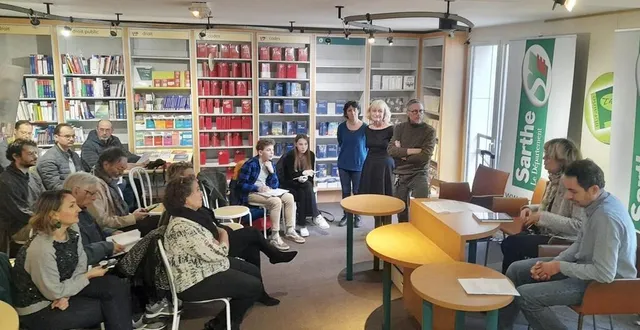 photo  représentants de la drac, du conseil départemental, des librairies indépendantes, élèves et enseignants lors du lancement du dispositif « jeunes en librairie »  &copy;  ouest-france 