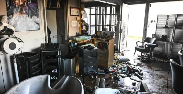 photo  samedi 17 février 2024, neuville-sur-sarthe. un incendie s’est déclaré au salon de coiffure neuv’il nouv’elle hair, situé place de l’église.  &copy;  le maine libre - denis lambert 