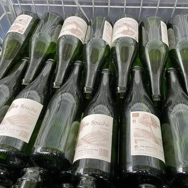 photo le décollage des étiquettes est l’une des étapes sensibles du réemploi. l’utilisation d’une colle hydrosoluble est idéale, comme le fait la ferme du lycée agricole de sées (orne).  ©  ouest-france