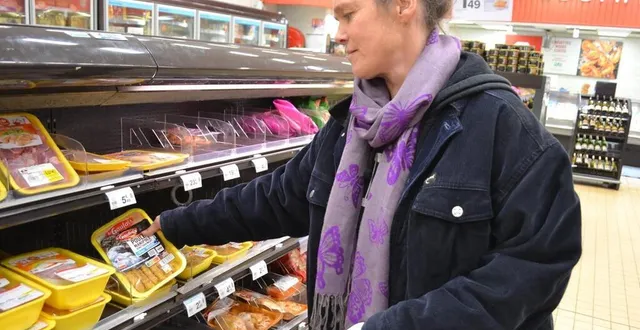 photo  des militantes de l214 ont collé des stickers sur les barquettes de poulet le gaulois ce samedi à sablé-sur-sarthe.  &copy;  le maine libre 