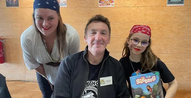 photo  june, 9 ans et demi, accompagnée de louise (à gauche), a patienté plus de deux heures pour rencontrer philippe cazenove, le scénariste de la série « les sisters ».  &copy;  le maine libre 