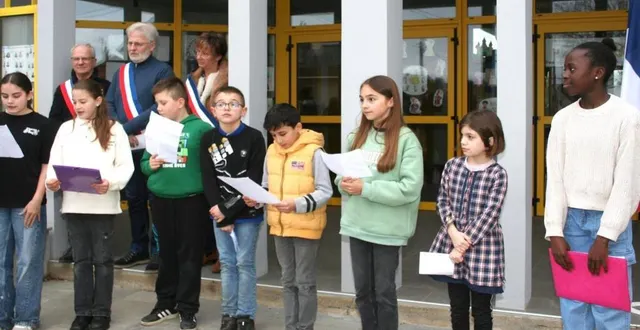 photo  au cours de la cérémonie à la demande de la mairie et devant le public, les huit élèves ont lu des passages de l’abécédaire républicain.  &copy;  le maine libre 