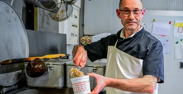 photo   dans l’atelier de sa boucherie-charcuterie à malicorne, jeudi 15 février 2024, thierry boul met en pot une tournée de rillettes.  &copy;  photo le maine libre - yvon loué 