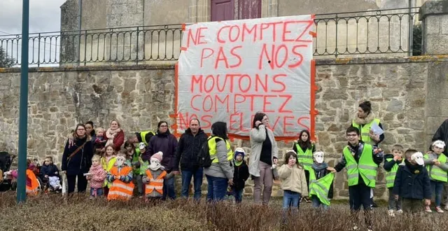 photo  les élèves, les parents et les élus ont manifesté leur mécontentement face à la décision de fermeture d’une classe.  &copy;  ouest-france 