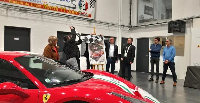 photo  phillipe perrier, président du comité de jumelage et patrick chédane, cheville ouvrière de la manifestation, dévoilent l’affiche «première italienne» de cette édition 2024 des r’hunaudières, en présence d’hervé et lucas glinche, qui recevaient cette présentation.  &copy;  ouest-france 