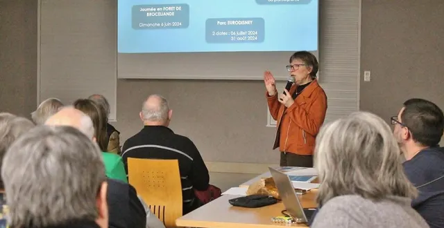 photo  claudine richard, responsable de la commission voyages, au micro lors de l’assemblée générale de l’amicale vildis, vendredi 16 février 2024, salle théophile-plé, à sablé-sur-sarthe.  &copy;  ouest-france 