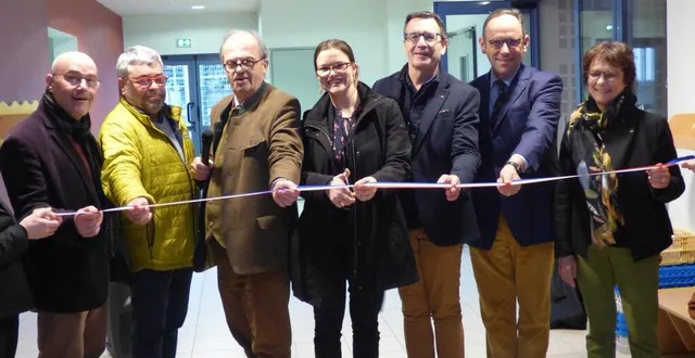 photo  c’est marie-elize tilly, sous-préfète de l’arrondissement de la flèche, qui s’est chargée, accompagnée des élus locaux, de couper le ruban symbolique pour l’inauguration du nouveau réseau de chaleur de la commune.  &copy;  ouest-france 