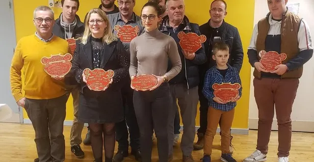 photo  les exposants agricoles ont été récompensés avec des plaques datées.  &copy;  ouest-france 