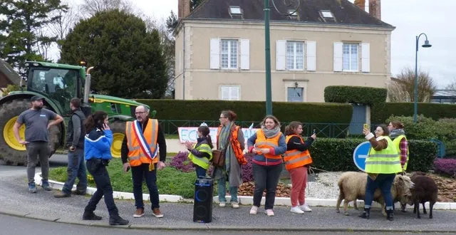 photo  vendredi, les élus et les parents d’élèves ont montré leur mécontentement en filtrant la circulation à la sortie de saint-rémy-des-monts.  &copy;  le maine libre 