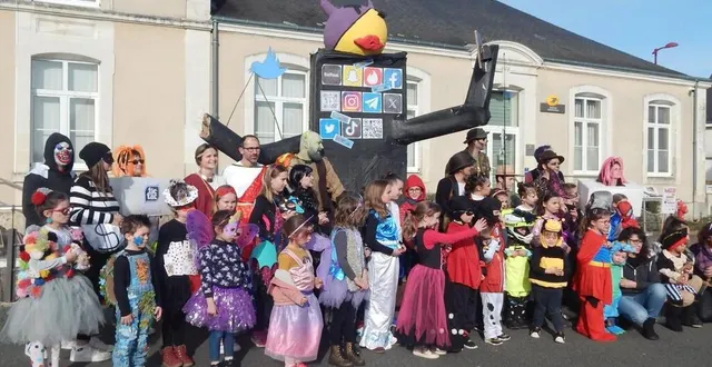 photo  les enfants avec les enseignants ont fêté sa majesté carnaval.  &copy;  le maine libre 