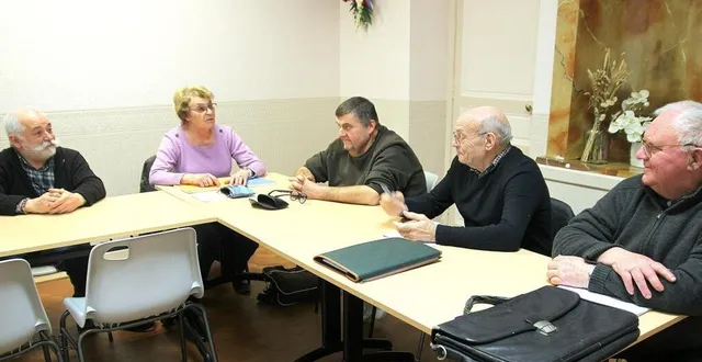 photo  de gauche à droite : christian dentier, président, paulette léguillon, secrétaire, franck sevault, trésorier, gilbert courant, président de lafédération départementale et robert jamin, administrateur.  &copy;  le maine libre 