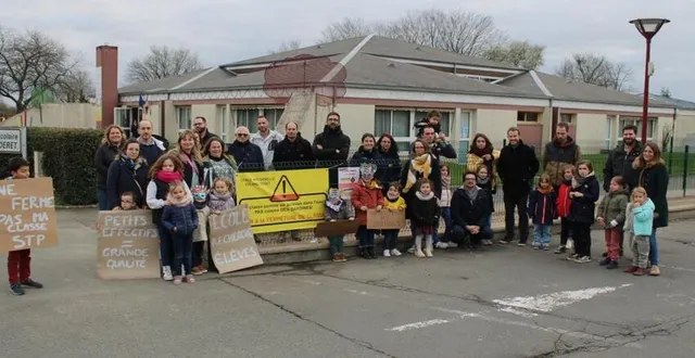 photo  les parents d’élèves se sont mobilisés, vendredi soir, à la sortie de l’école roland-deret.  &copy;  ouest-france 
