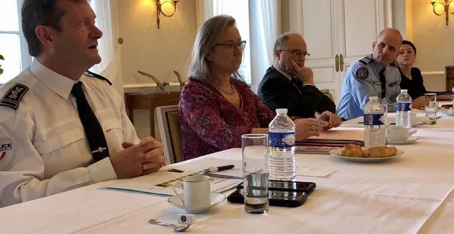 photo  le commissaire christophe cordier, la procureure delphine dewailly, le préfet emmanuel aubry, le colonel de joux et la sous-préfète agathe cury (de gauche à droite), jeudi 15 février au mans lors d’une conférence de presse présentant le bilan de la délinquance 2023 en sarthe.  &copy;  le maine libre 