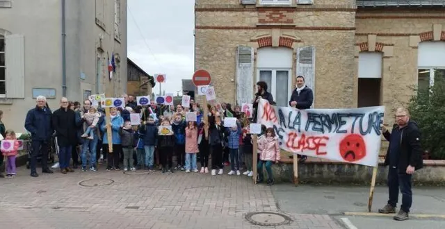 photo  parents d’élèves, élus des trois communes et l’équipe enseignante mobilisés contre une éventuelle fermeture de classe à la rentrée de septembre 2024.   &copy;  le maine libre 
