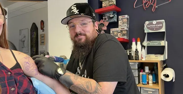 photo  steven renault connaît un succès retentissant depuis l’ouverture de son salon kik’s tatouage dans la rue florant de la ferté-bernard.  &copy;  le maine libre 