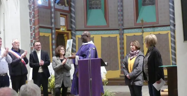 photo  annick dieu a offert une peinture représentant l’église de bretoncelles  &copy;  . ouest-france 