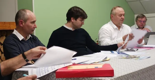 photo  la société des courses d’écommoy a tenu son assemblée générale, vendredi 16 février 2024. de gauche à droite : sébastien sybille & camille lechat du cabinet comptable perspective ; patrick gratz, président de la société des courses et jean-françois guay, trésorier.  &copy;  ouest-france 