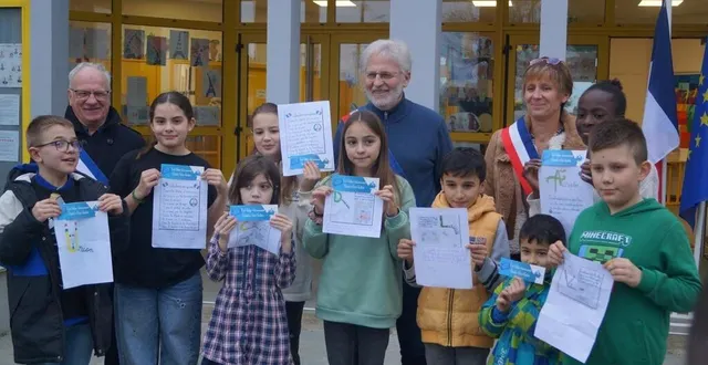 photo  la cérémonie d’hommage à robert badinter s’est déroulée vendredi 16 février 2024, en fin d’après midi sur le parvis de l’école communale.  &copy;  ouest-france 