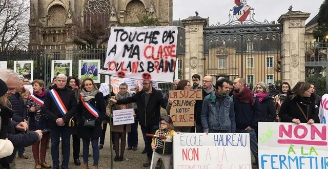 photo  la centaine de manifestants espéraient que la dasen revienne sur les 40 fermetures de classes envisagées.  &copy;  ouest-france 