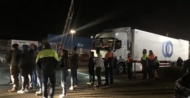 photo  plusieurs agriculteurs sarthois ont contrôlé la provenance des marchandises transportées par plusieurs camions, devant une entreprise du mans.  &copy;  ouest-france 