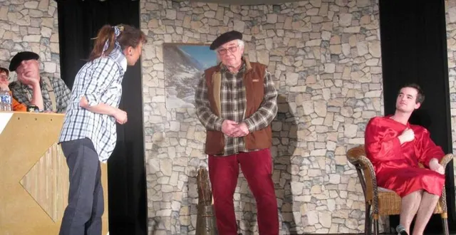 photo  les baladins de l’huisne dans la comédie d’yvon taburet.  &copy;  ouest-france 