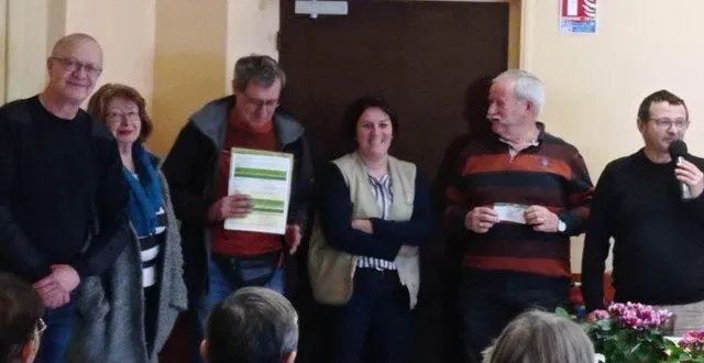 photo  le président local des jardiniers sarthois, pascal chalopin (à droite avec le micro), avec certains membres du bureau et des nouveaux adhérents.  &copy;  ouest-france 