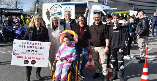 photo  jeanne renaudin avec ses parents, sa famille, valérie et olivier joubert, de le mans moto et les ruptés du casque avant le départ de la balade de carnaval.  &copy;  ouest-france 