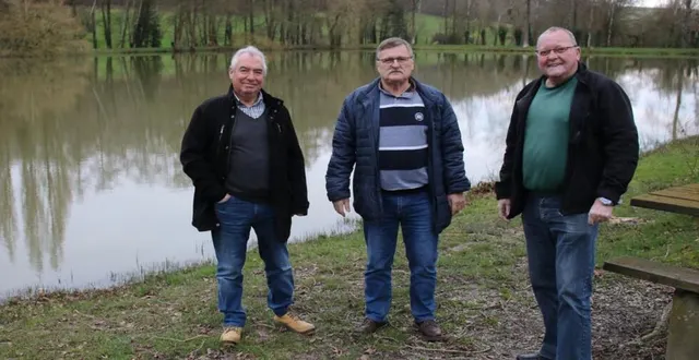 photo  yves leroux, membre, jean-philippe bodereau, président, et daniel ricordeau, secrétaire, lors d’une inspection des abords du plan d’eau.  &copy;  ouest-france 