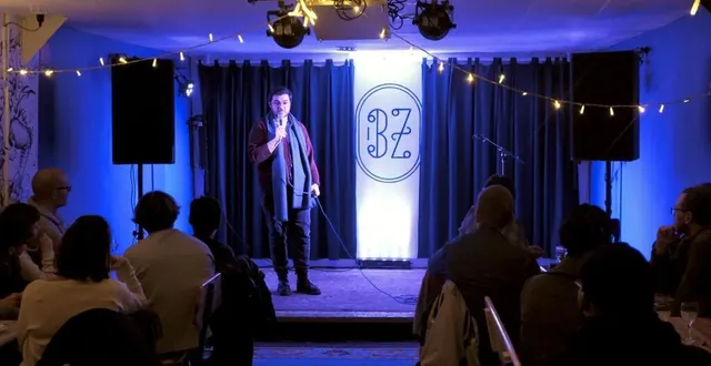photo  tous les mardis soir au bar du mans (sarthe) blue zinc, le collectif du set comedy organise une scène ouverte au stand-up.  &copy;  ouest-france 