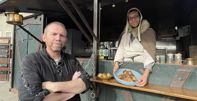 photo  pascal et fanny guesdon avec leur taverne du dragon.  &copy;  ouest-france 