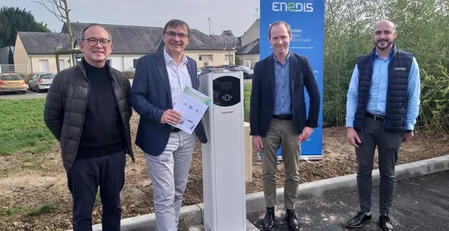 photo  de gauche à droite : dominique peter, hervé roncière, élus avec jean-noël salmon et cyril jardin, représentants enedis, devant l’une des premières bornes installée sur la place clémenceau à montval-sur-loir.  &copy;  le maine libre 