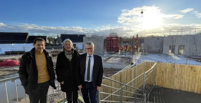 photo  devant le chantier de reconstruction du collège jean-racine d’alençon, de gauche à droite, dominique cortes, directeur du pôle infrastructures territoriales au département, valérie alain, vice-présidente du conseil départemental de l’orne, et philippe paris, principal du collège.  &copy;  ouest-france 