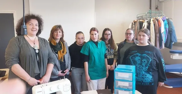 photo  les futurs élèves et les familles étaient accueillis, samedi, dans la salle d’entretien du linge par stéphanie lailler (à gauche), professeure et cindy gaddiny, proviseure, ainsi que des élèves de l’établissement.  &copy;  ouest-france 