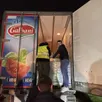 photo à partir de 21 h 30, les agriculteurs se sont positionnés dans deux ronds-points de sablé-sur-sarthe pour contrôler les camions frigorifiques et leurs chargements.