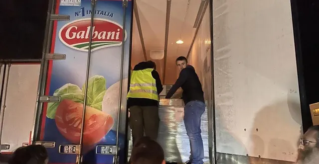 photo  à partir de 21 h 30, les agriculteurs se sont positionnés dans deux ronds-points de sablé-sur-sarthe pour contrôler les camions frigorifiques et leurs chargements.  &copy;  ouest-france 