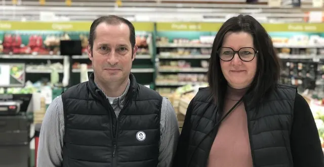 photo  cyrille blin, 48 ans et stéphanie blin, 46 ans, sont les nouveaux patrons du carrefour market de saint-georges-des-groseillers (orne).  &copy;  ouest-france 